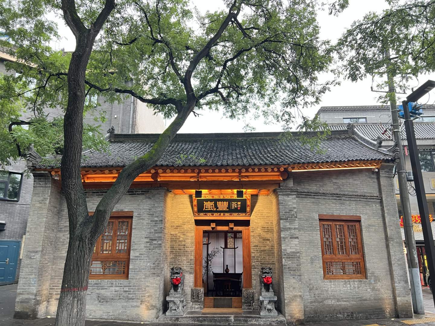 西安钟鼓楼古城墙岚丰酒店