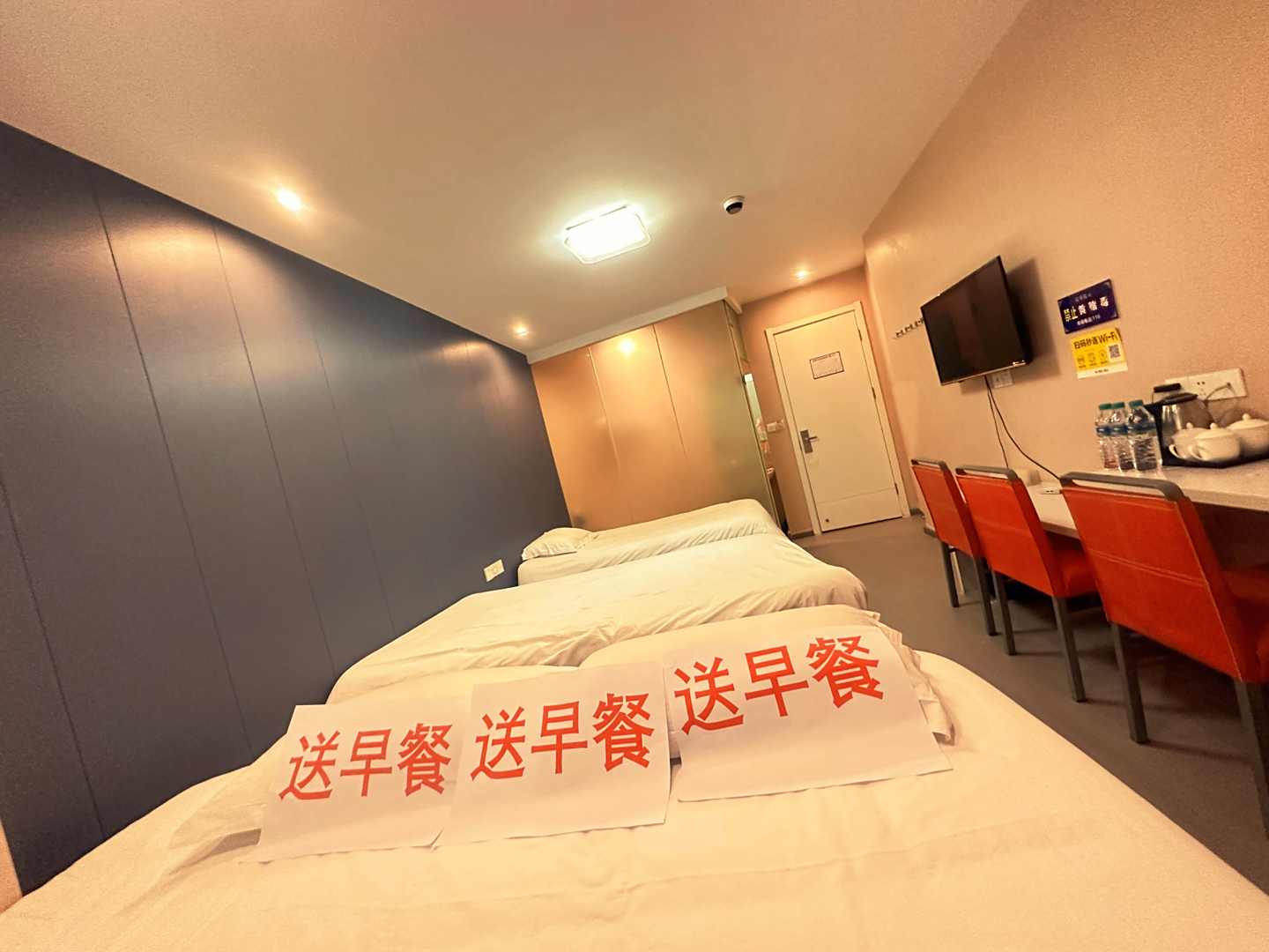 蔚蓝假日宾馆(东方中路店)