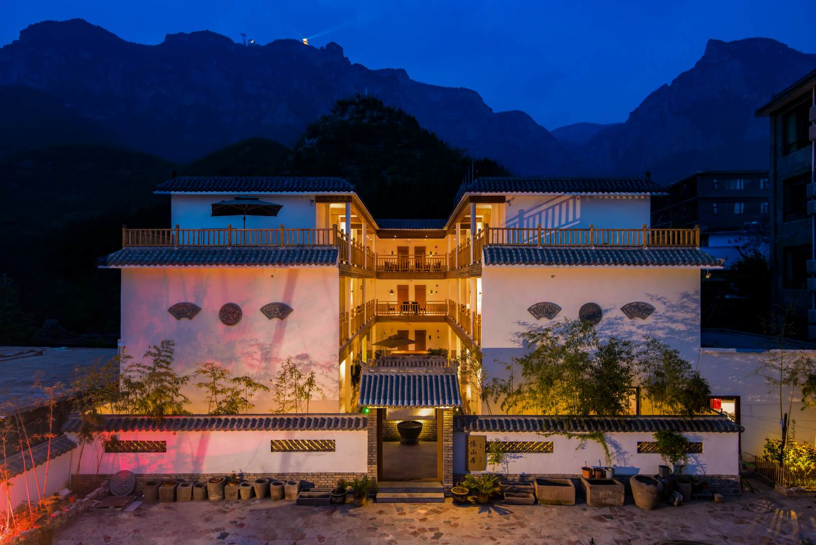 云台山峄山公居精品民宿(岸上服务区店)