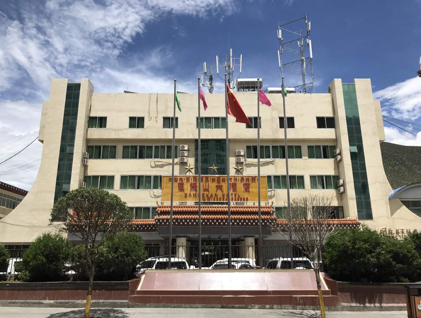 乡城巴姆山大酒店