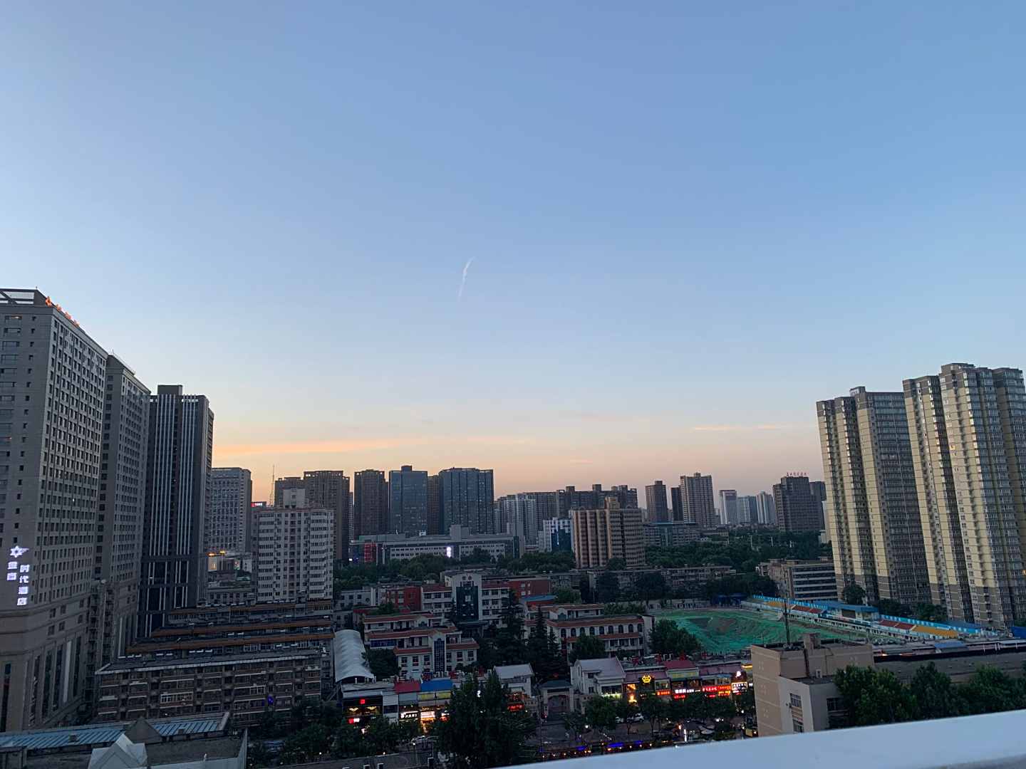 神隆大酒店(西安大唐西市西北工业大学地铁站店)