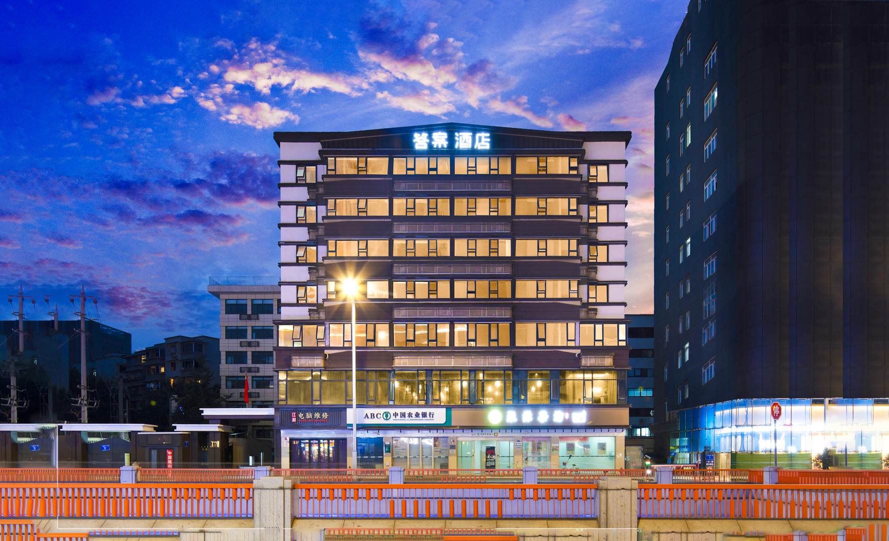 答案屋顶花园酒店(四川大学城市音乐厅磨子桥地铁站店)