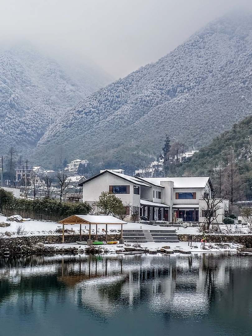 听涧｜山川·竹海草坪露营·亲子溯溪·无边泳池·着野湖泊度假民宿