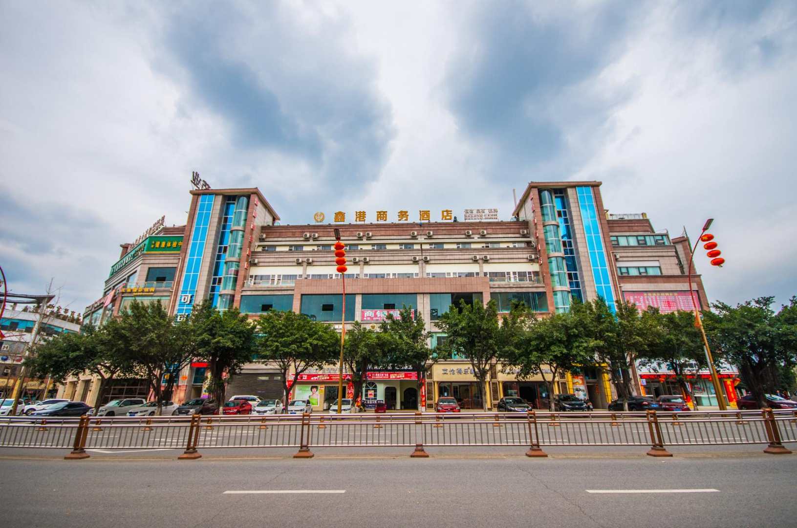鑫港酒店(射洪客运总站店)