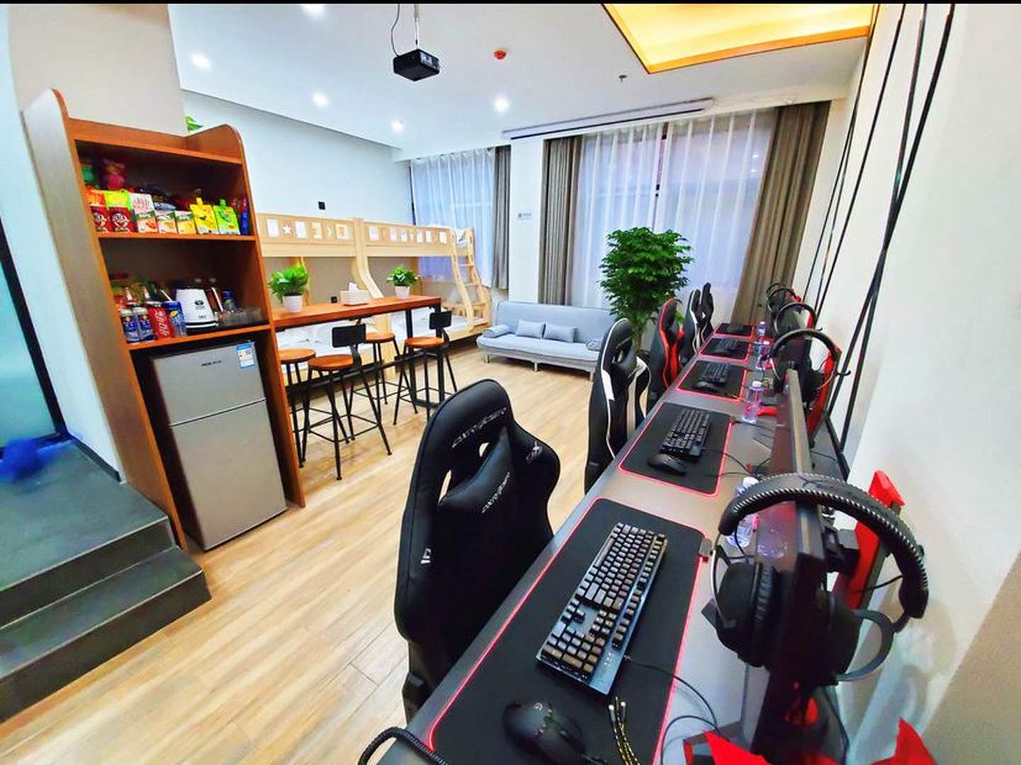 壁鹤织羽电竞酒店