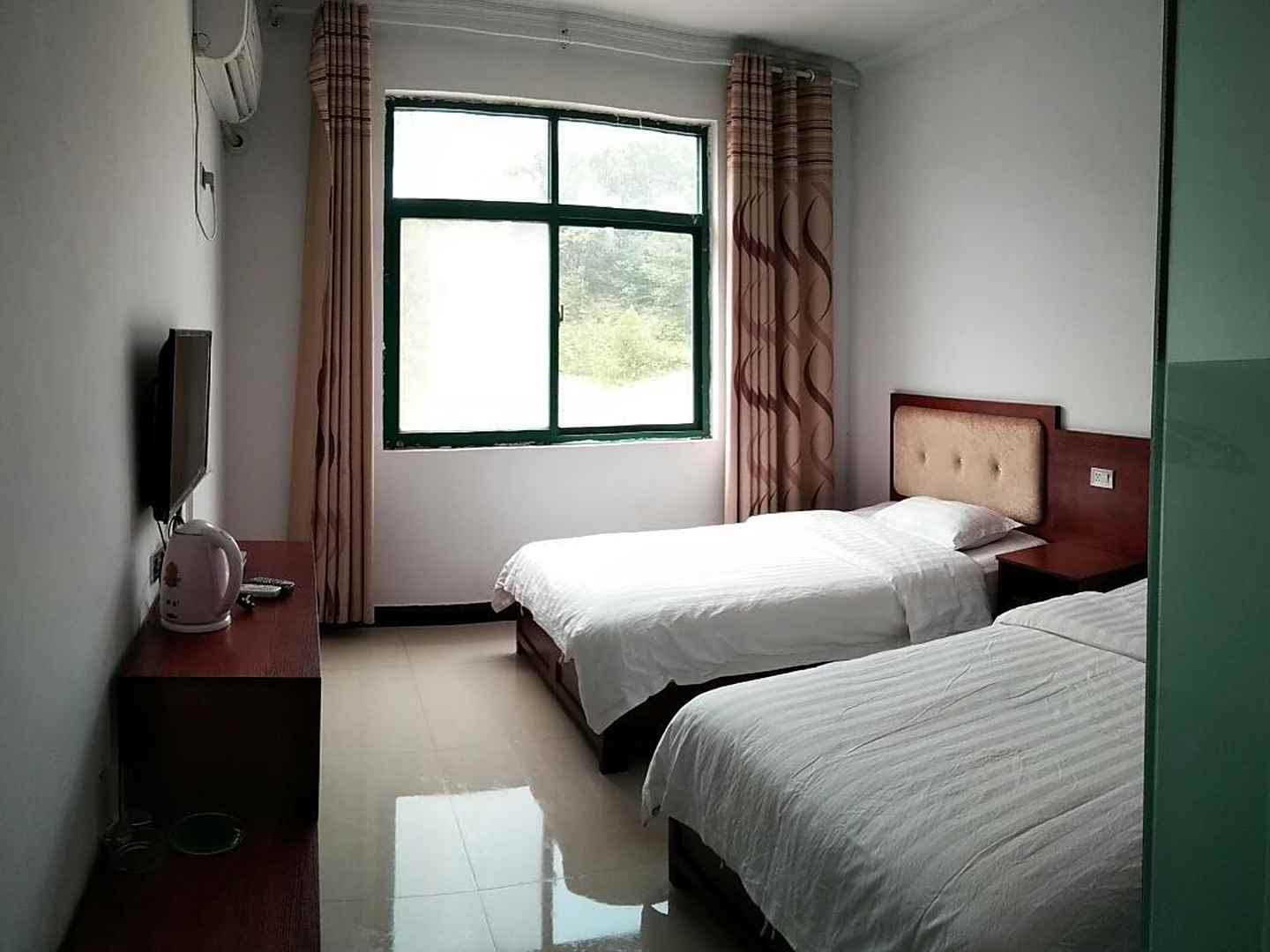 平顶山鲁山隆昌快捷酒店(徐峡线店)